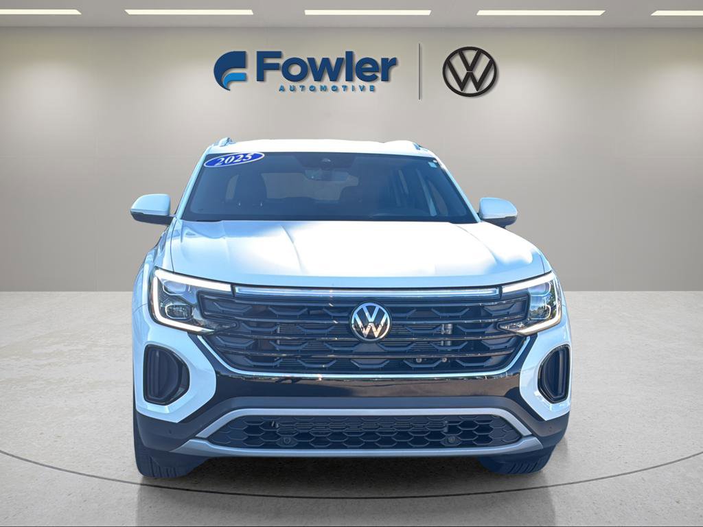 Used 2025 Volkswagen Atlas Cross Sport SE AWD/4WD image 2