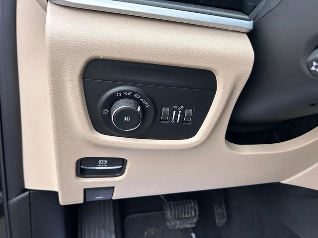 New 2025 Jeep Grand Cherokee Limited w/ Luxury Tech Group II image 18