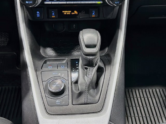 Certified 2022 Toyota RAV4 XLE w/ XLE Grade Weather Package AWD/4WD image 14