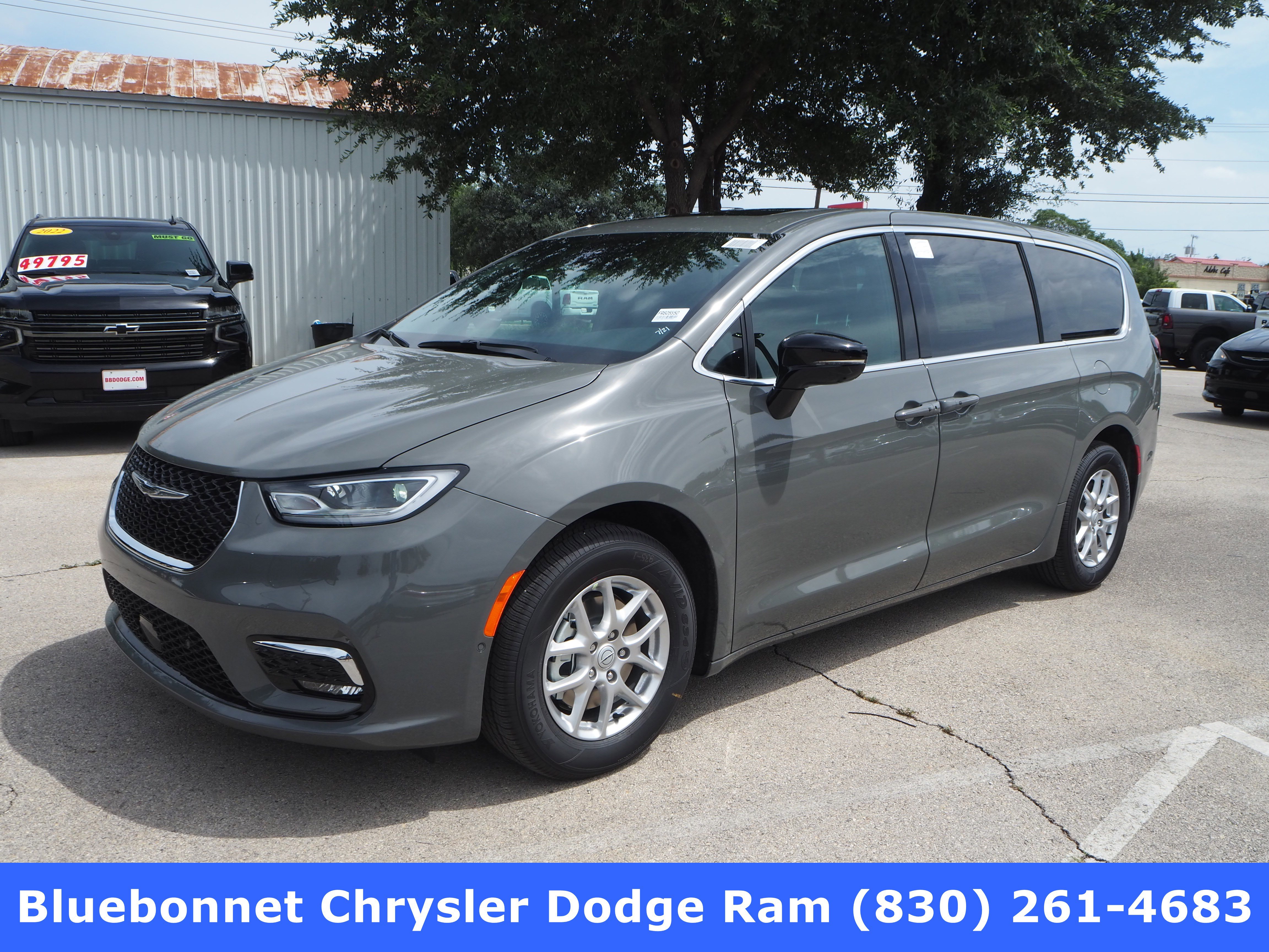 New 2025 Chrysler Pacifica Select w/ Uconnect Theater Family Group