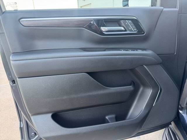 Used 2025 Chevrolet Suburban LT RWD image 4