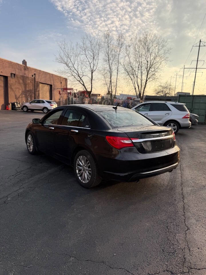 Used 2011 Chrysler 200 Limited FWD image 4