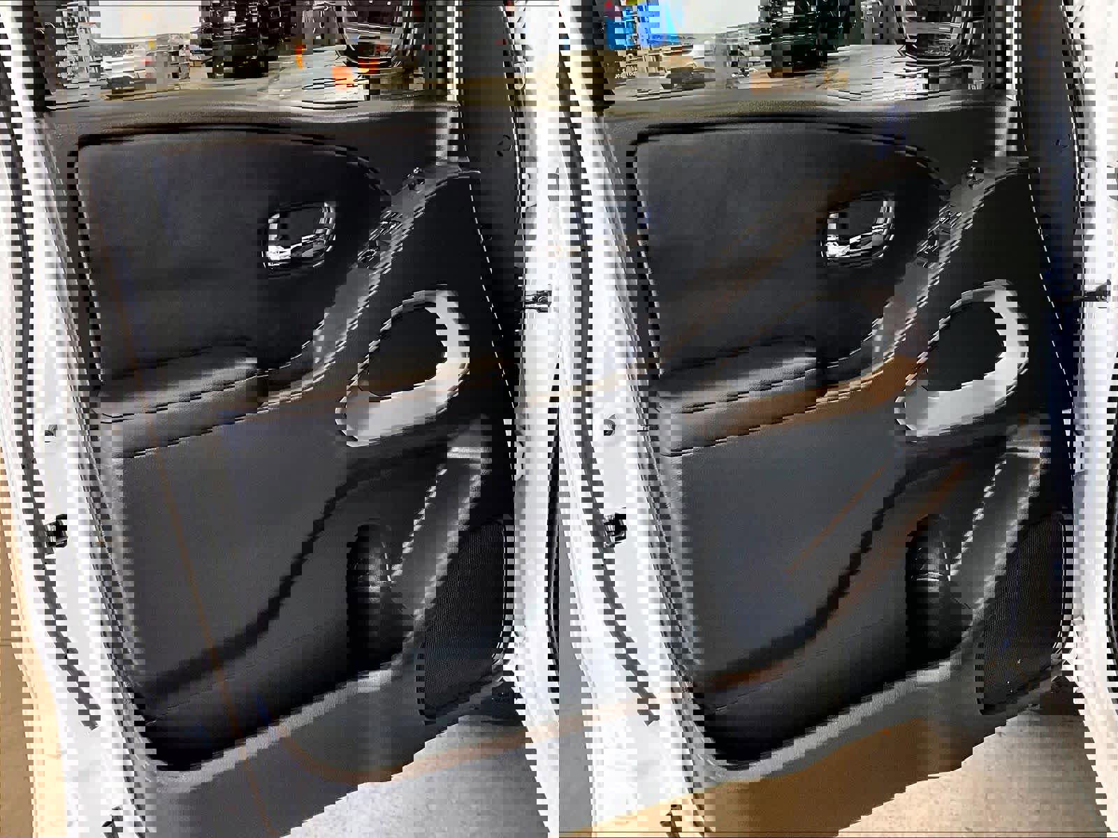 Used 2025 Nissan Frontier SV image 9