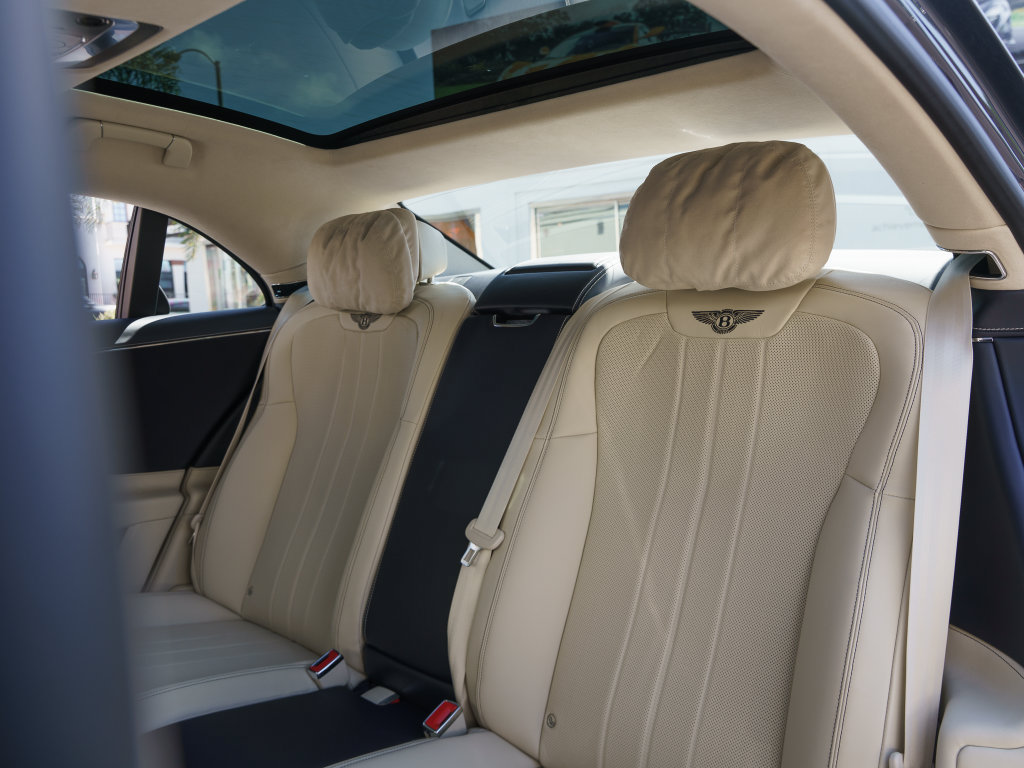 Used 2023 Bentley Flying Spur Plug-In Hybrid AWD/4WD image 19