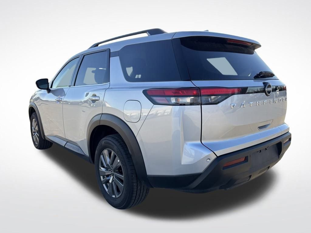 Used 2025 Nissan Pathfinder SV image 4