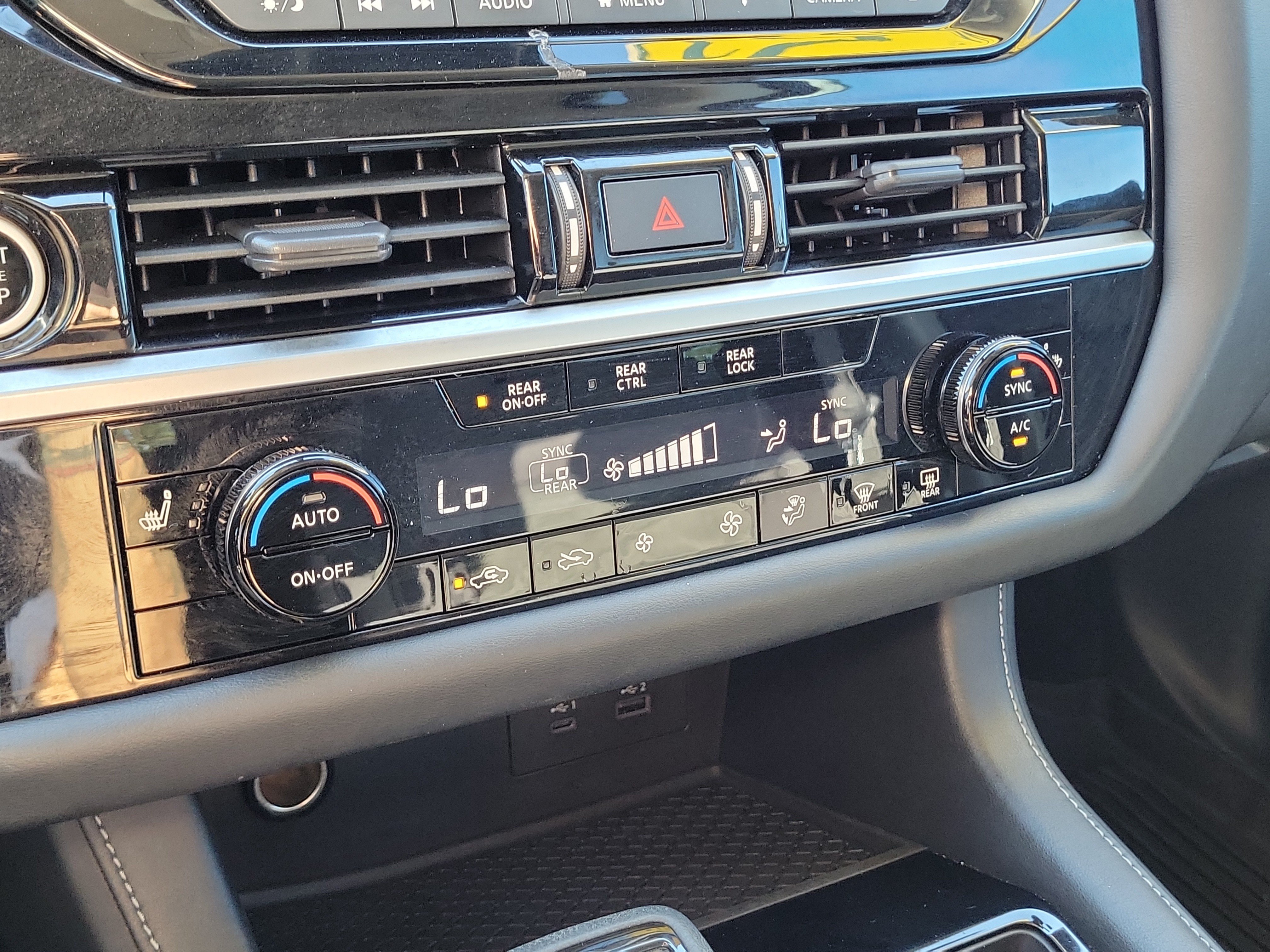Used 2022 Nissan Pathfinder SV w/ SV Premium Package FWD image 36