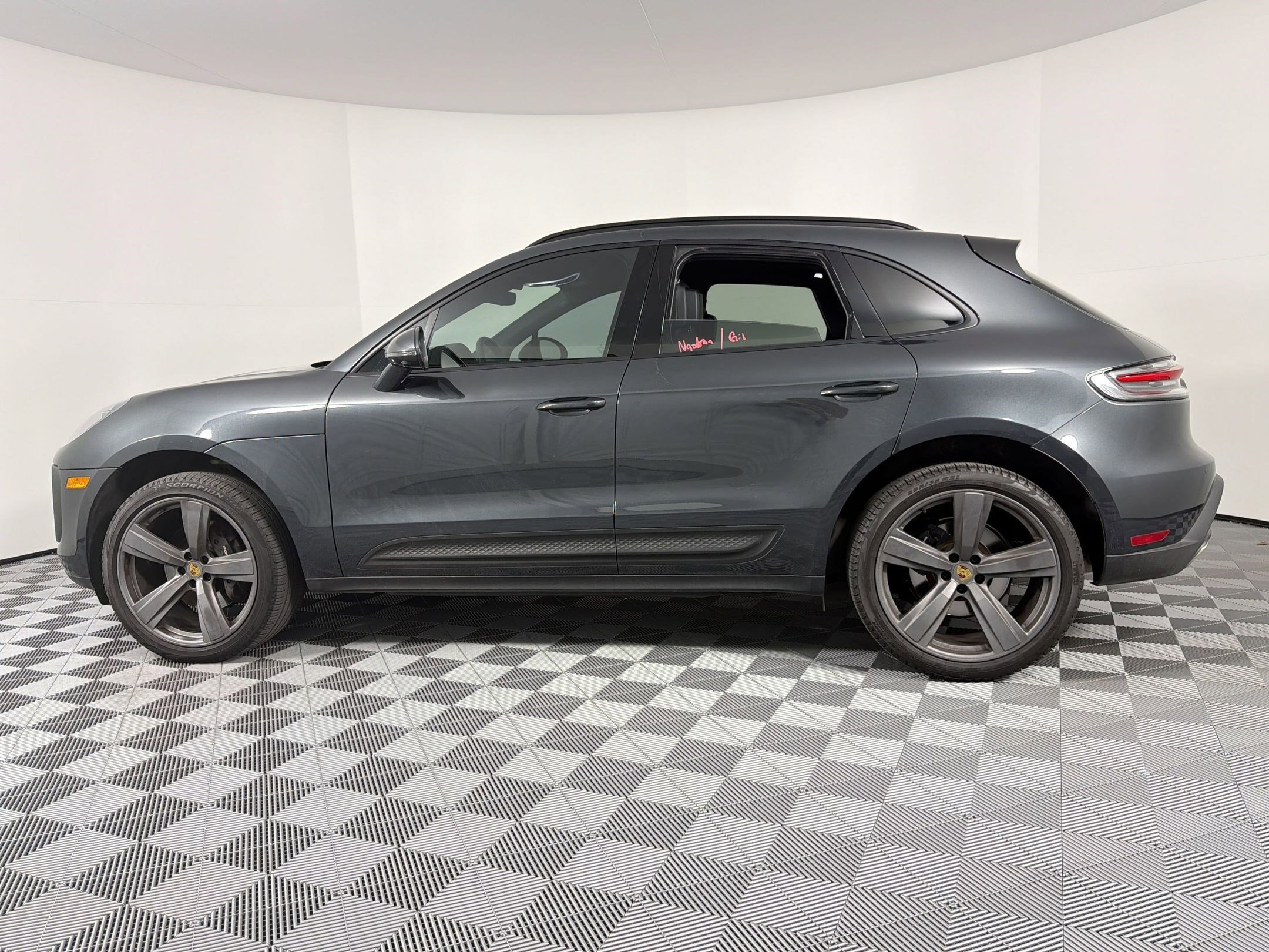 Certified 2023 Porsche Macan image 2