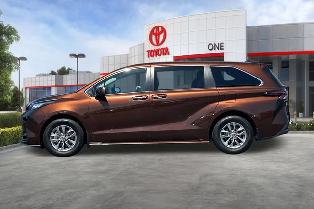 Used 2023 Toyota Sienna LE FWD image 9