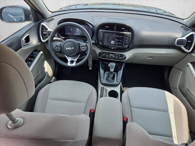 Used 2025 Kia Soul LX w/ LX Technology Package FWD image 16