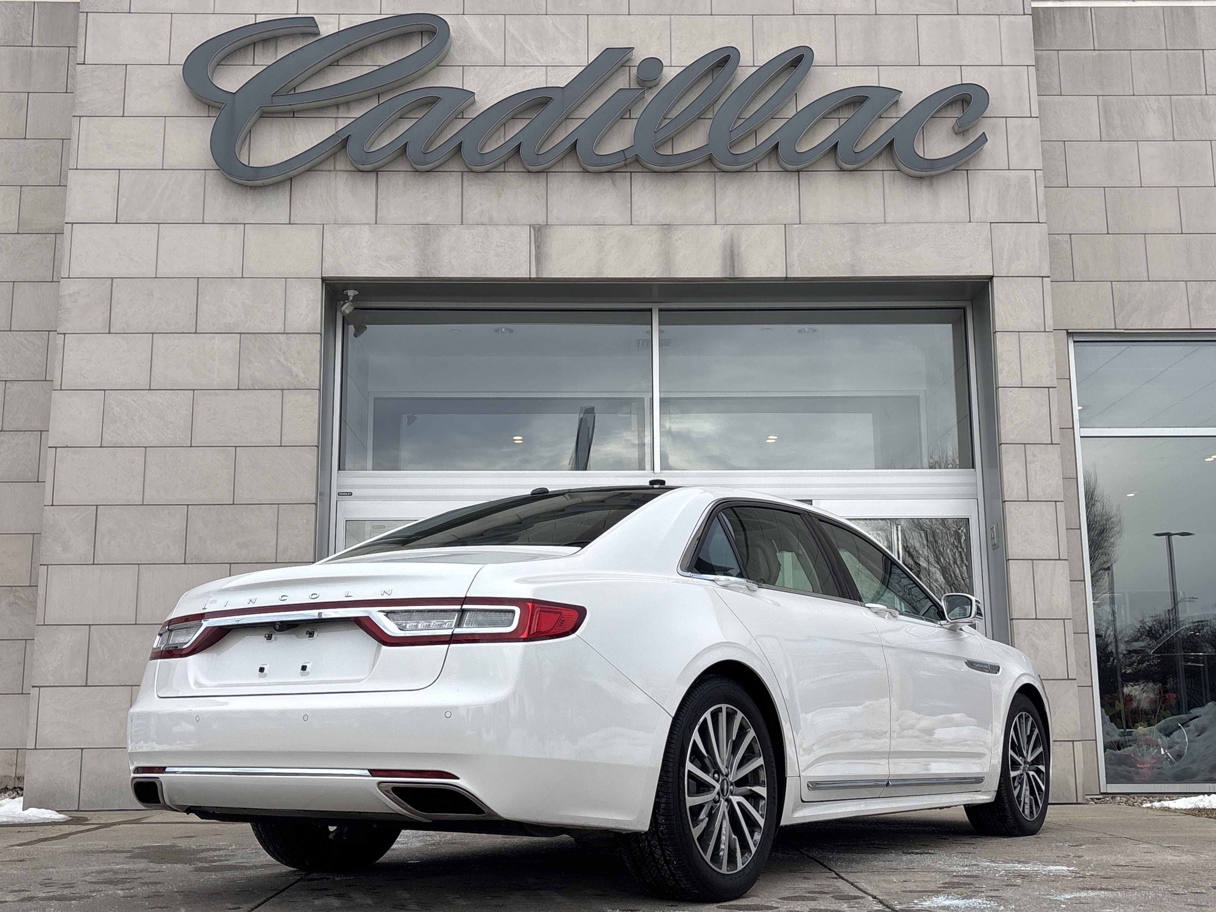 Used 2017 Lincoln Continental Select image 4