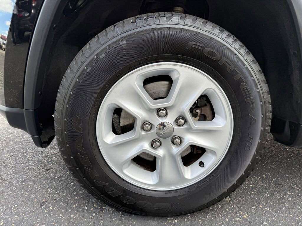 Used 2017 Jeep Grand Cherokee Laredo w/ Quick Order Package 23E image 34