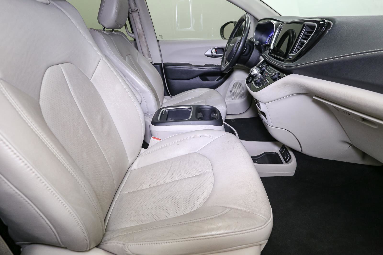 Used 2021 Chrysler Pacifica Touring-L image 18