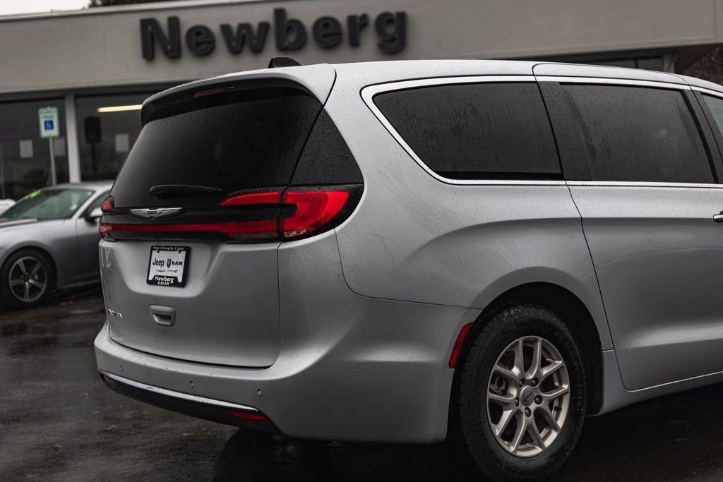 Used 2024 Chrysler Pacifica Touring-L image 8