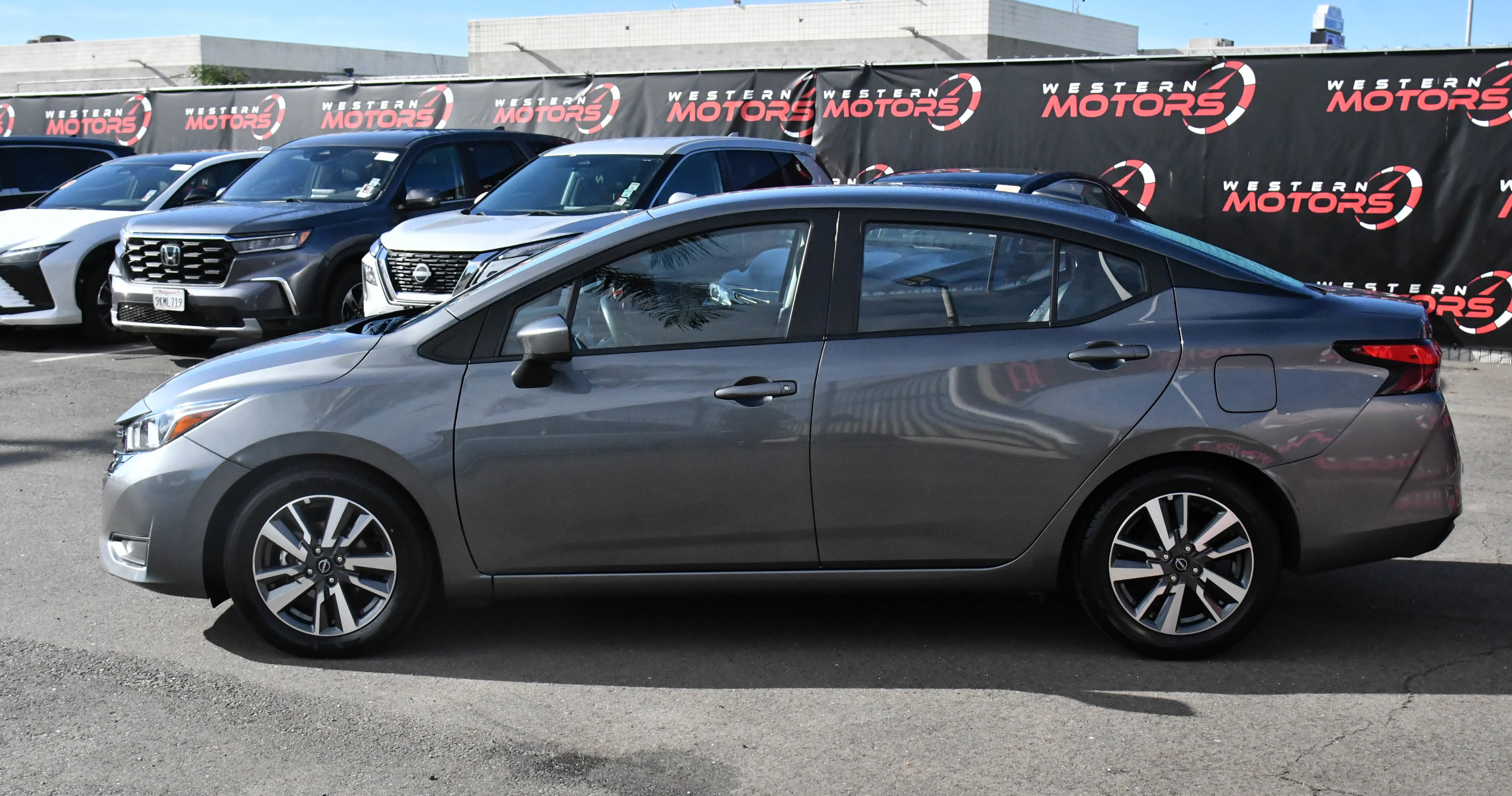 Used 2023 Nissan Versa SV FWD image 4