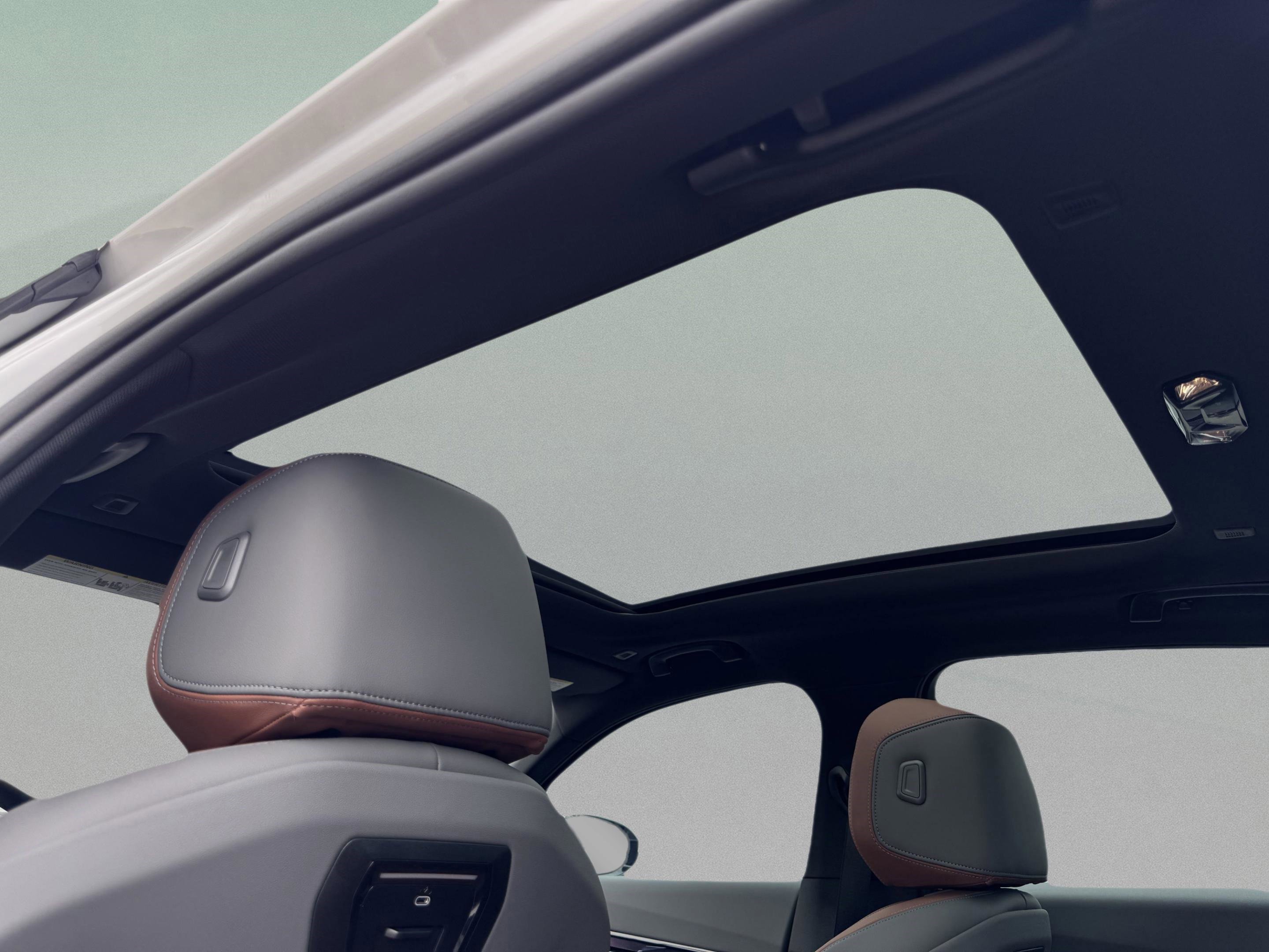 Used 2025 BMW 550e xDrive w/ Premium Package image 35