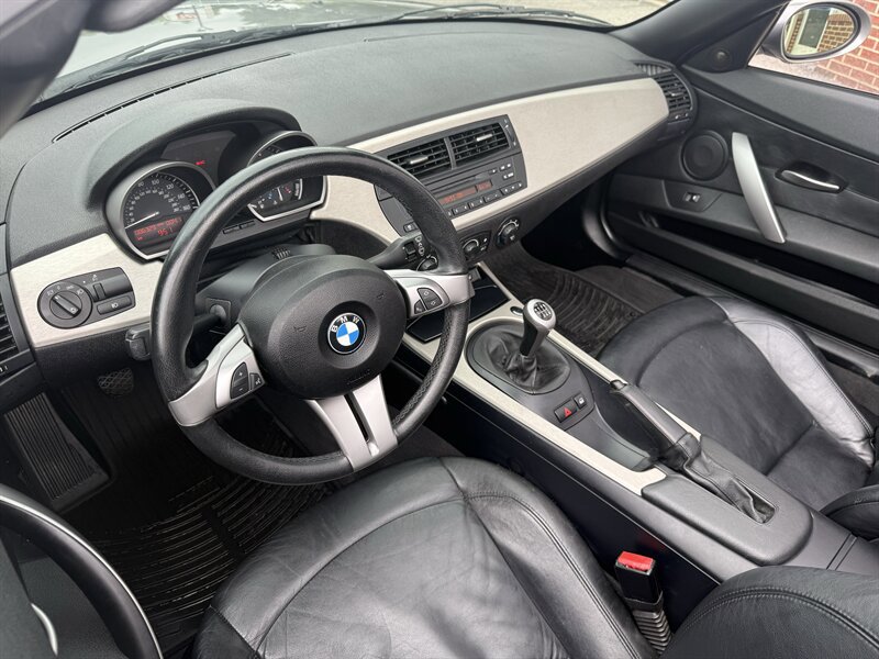 Used 2005 BMW Z4 3.0i RWD image 19