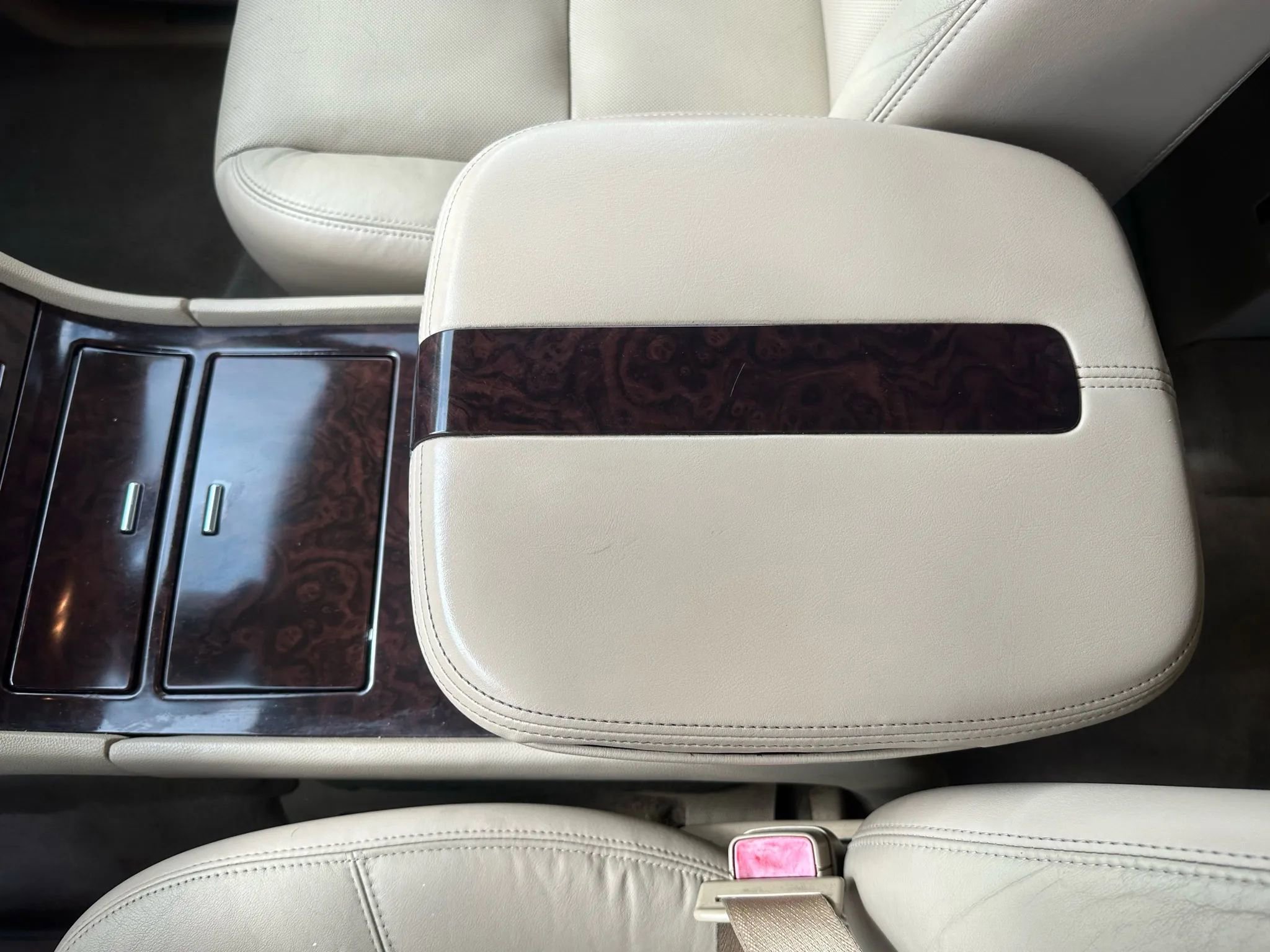 Used 2010 Cadillac Escalade Premium image 37