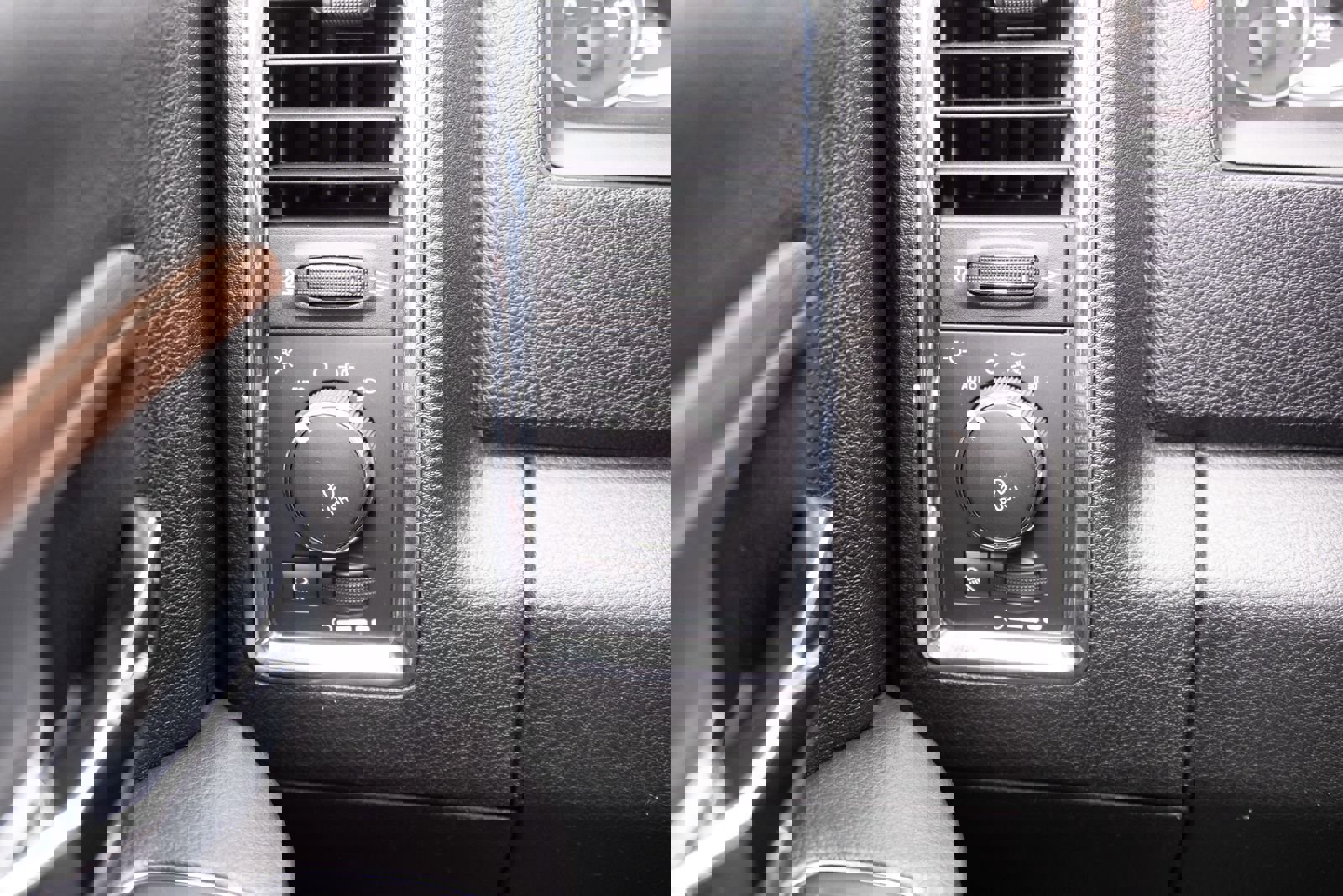 Used 2015 RAM 1500 Laramie w/ Convenience Group AWD/4WD image 11