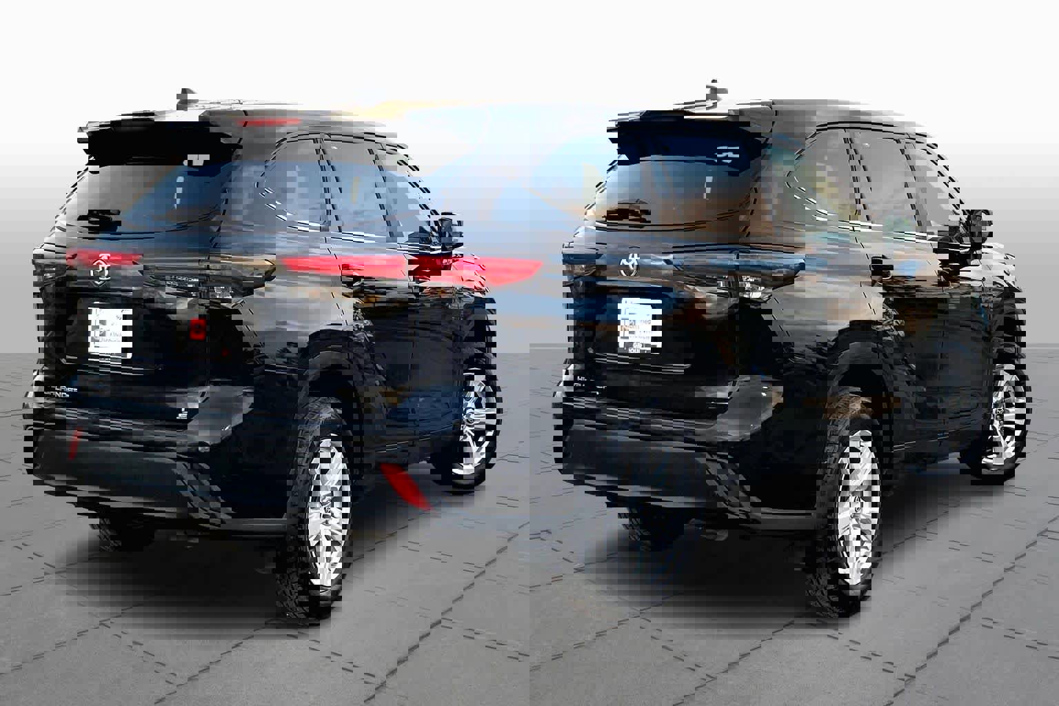 Used 2023 Toyota Highlander LE image 12