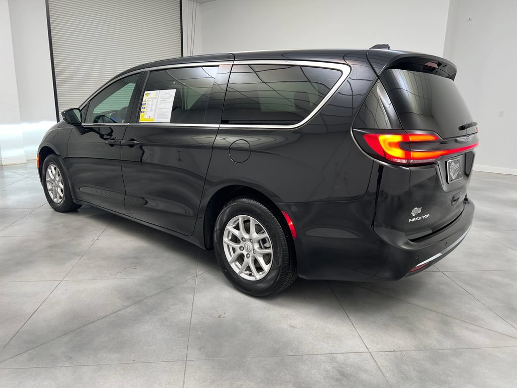 Used 2025 Chrysler Pacifica Select FWD image 6
