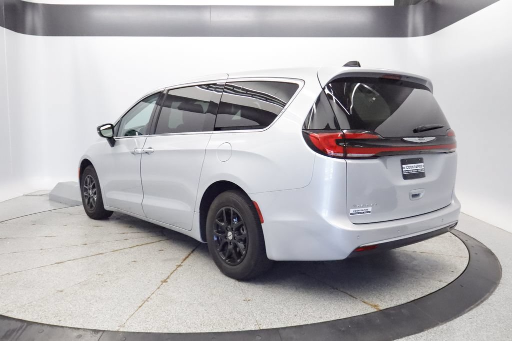 Certified 2024 Chrysler Pacifica Touring-L FWD image 3