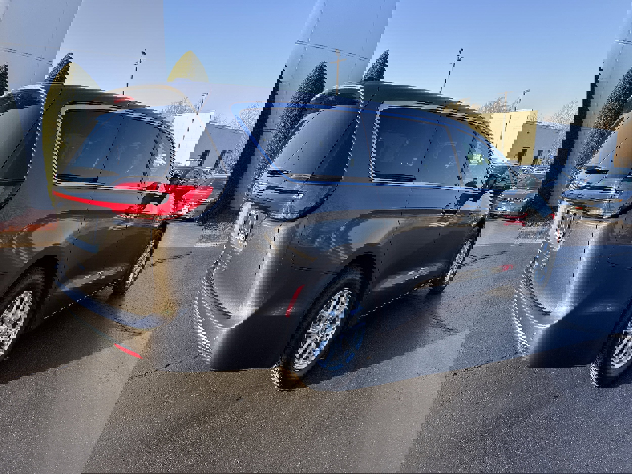 Used 2023 Chrysler Pacifica Touring-L image 4