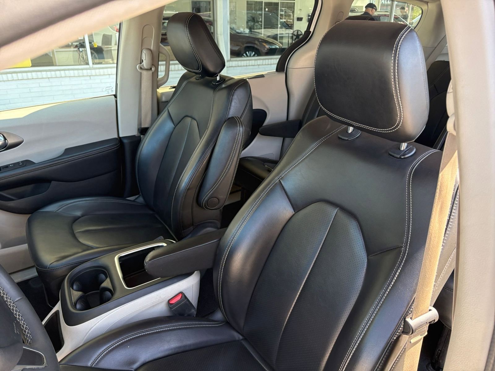 Used 2023 Chrysler Pacifica Touring-L image 38