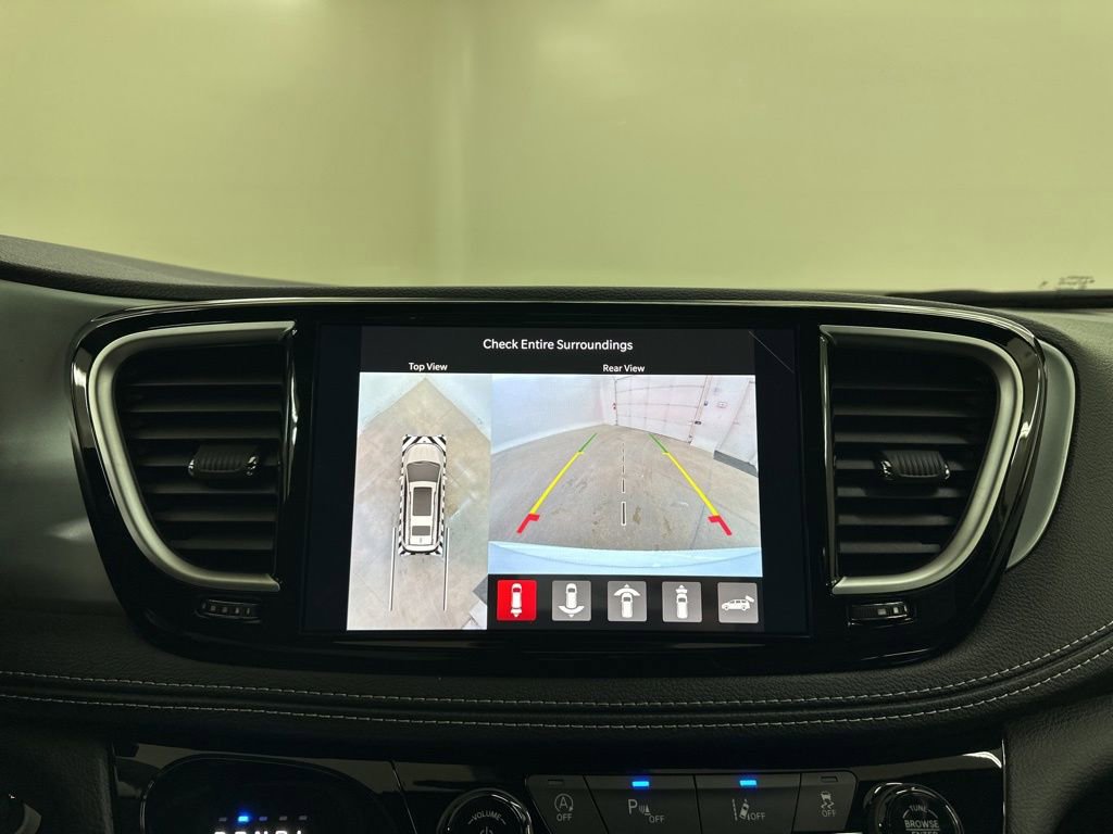 New 2026 Chrysler Pacifica Limited image 38