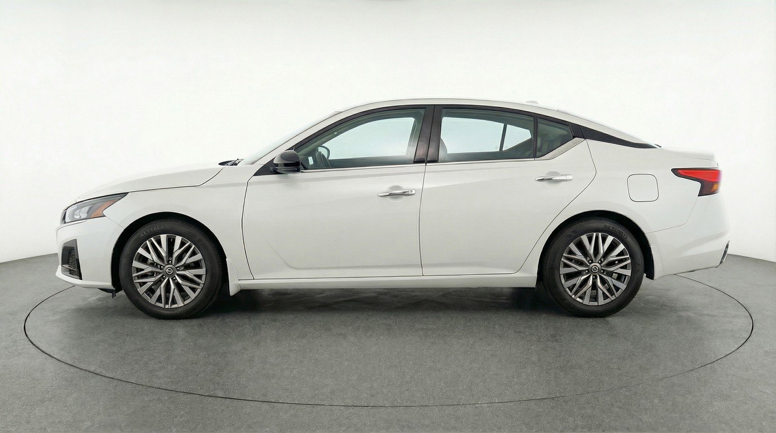 Used 2025 Nissan Altima 2.5 SV image 5
