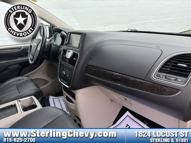 Used 2015 Chrysler Town & Country Touring-L w/ Driver Convenience Group image 17