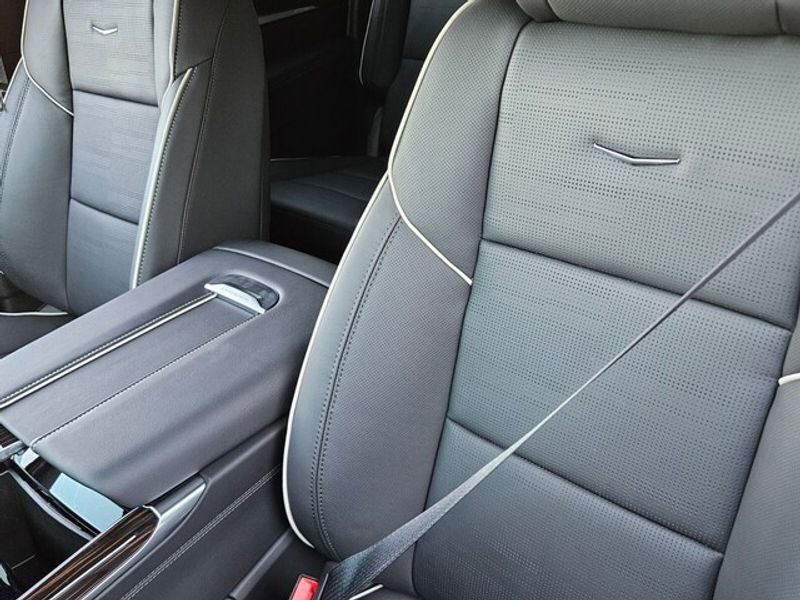New 2026 Cadillac Escalade ESV Luxury image 16