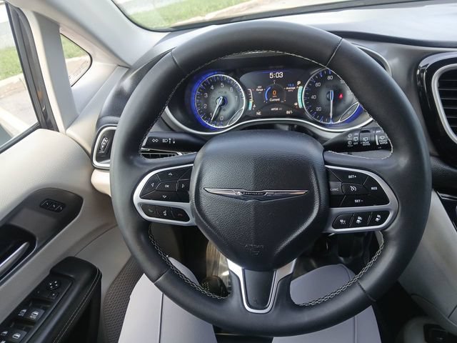 Used 2023 Chrysler Pacifica Touring-L FWD image 15