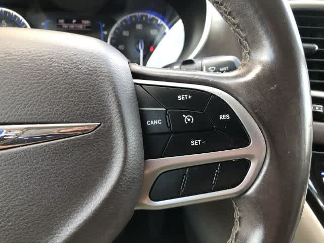 Used 2017 Chrysler Pacifica Touring-L FWD image 21