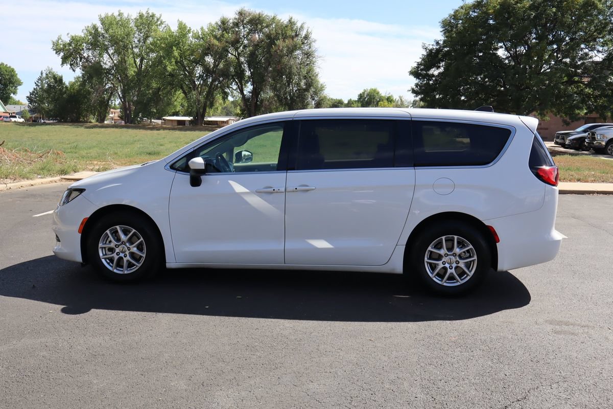 Used 2022 Chrysler Voyager LX FWD image 9