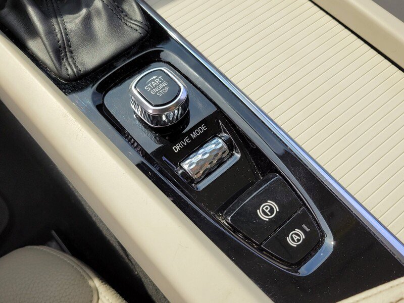 Used 2020 Volvo XC60 T6 Momentum w/ Protection Package image 23