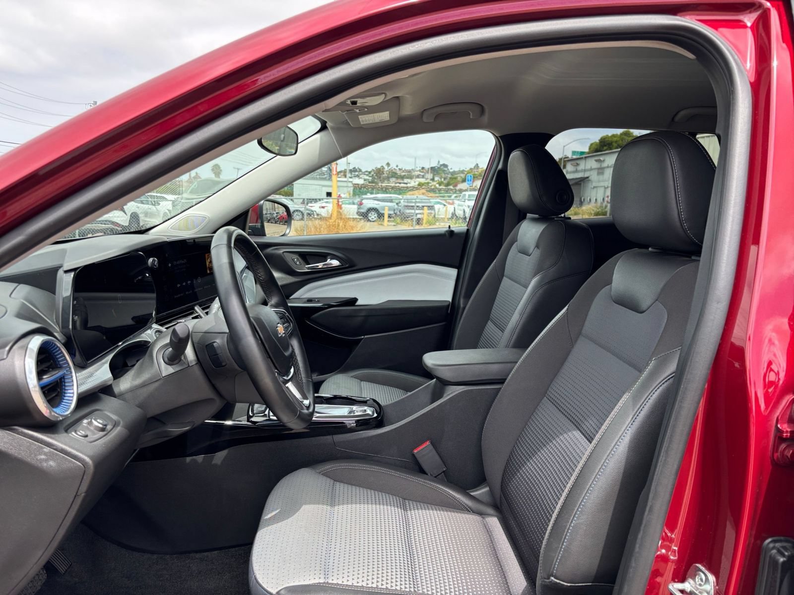 Used 2025 Chevrolet Trax LT w/ LT Convenience Package FWD image 25
