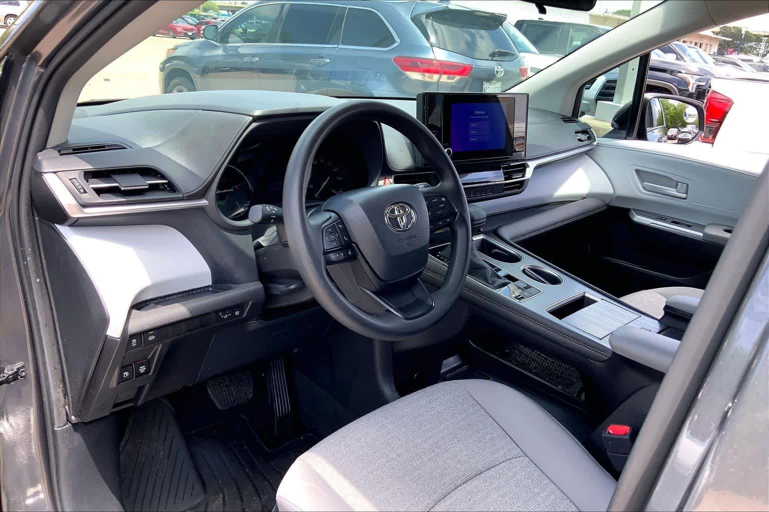Used 2025 Toyota Sienna LE FWD image 17