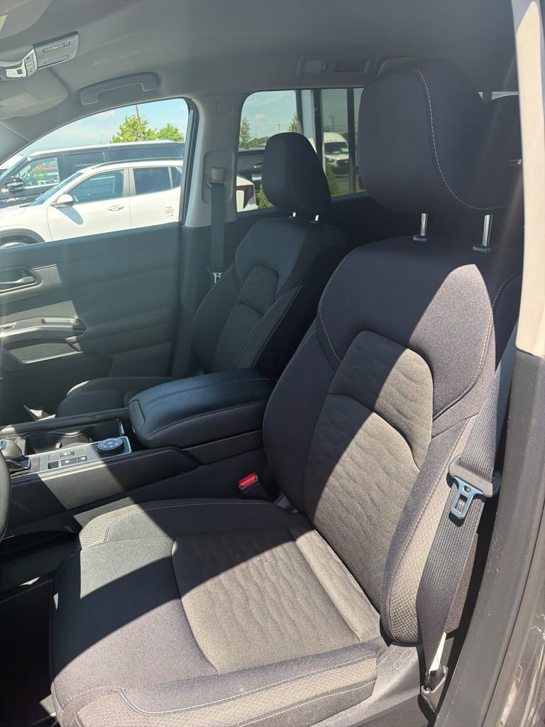 Used 2025 Nissan Pathfinder SV image 5