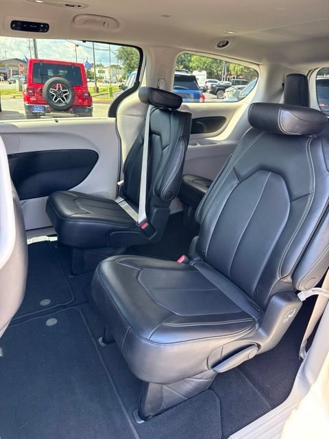 Used 2023 Chrysler Pacifica Touring-L FWD image 17