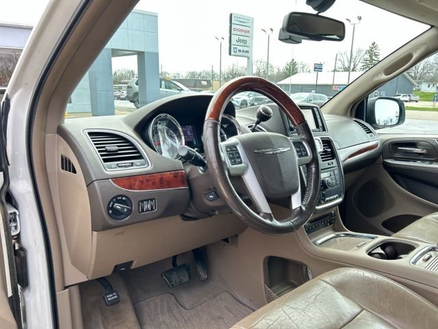 Used 2012 Chrysler Town & Country Limited image 32