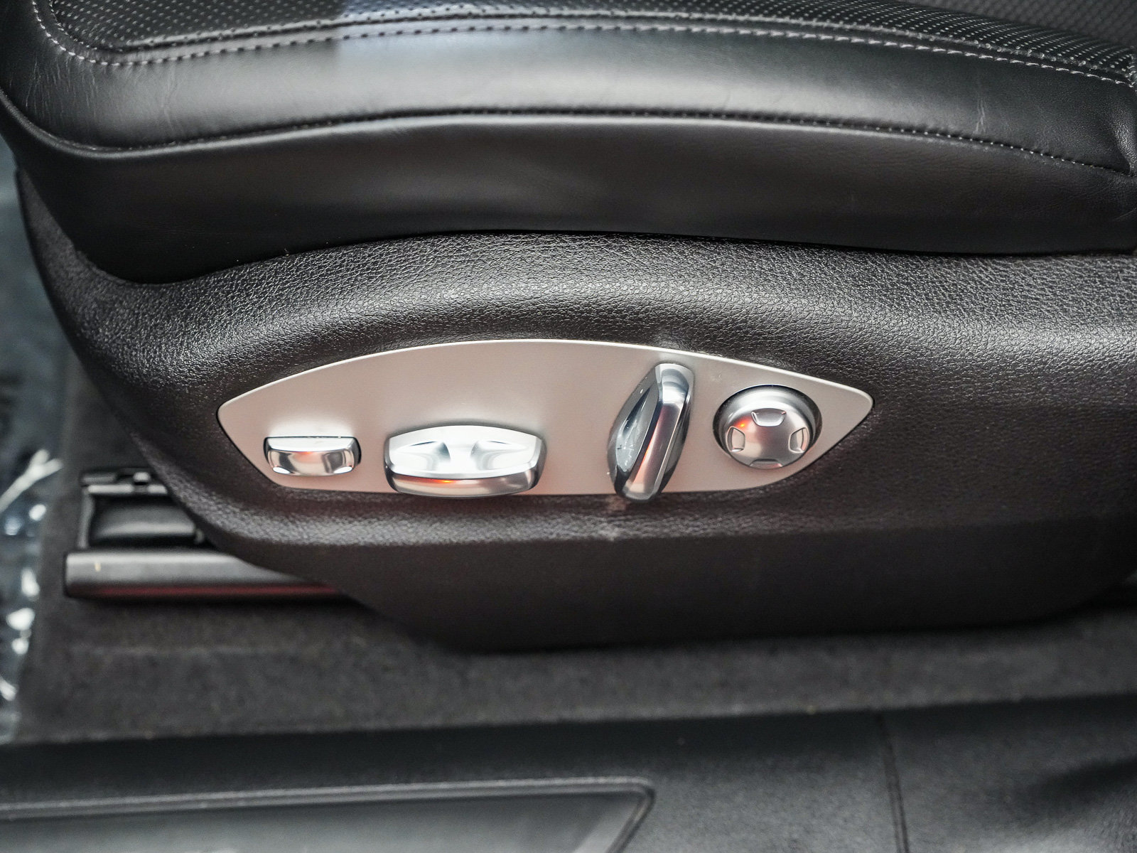 Certified 2024 Porsche Macan AWD/4WD image 24