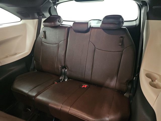 Used 2023 Toyota Sienna Platinum image 31