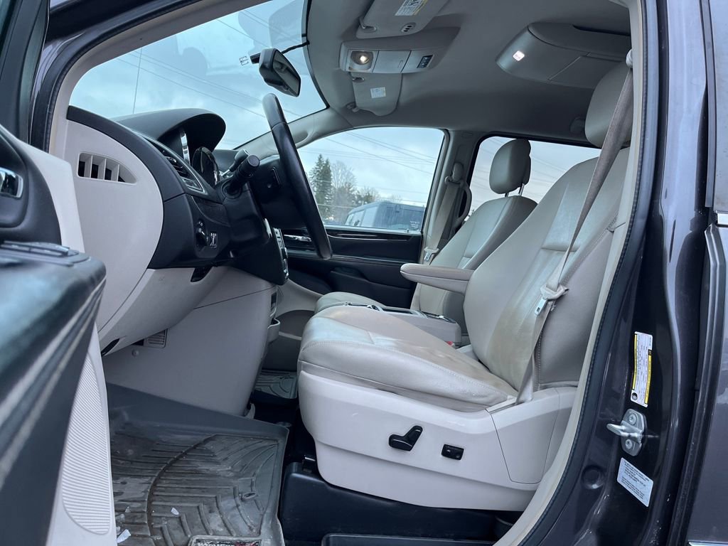 Used 2016 Chrysler Town & Country Touring w/ Driver Convenience Group image 9