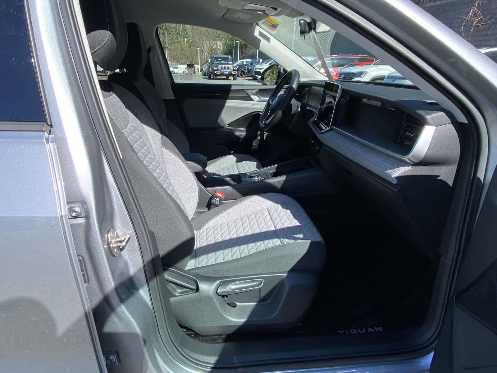 Used 2025 Volkswagen Tiguan S AWD/4WD image 32