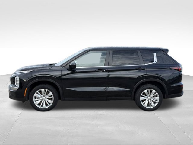 Used 2025 Mitsubishi Outlander ES FWD image 2
