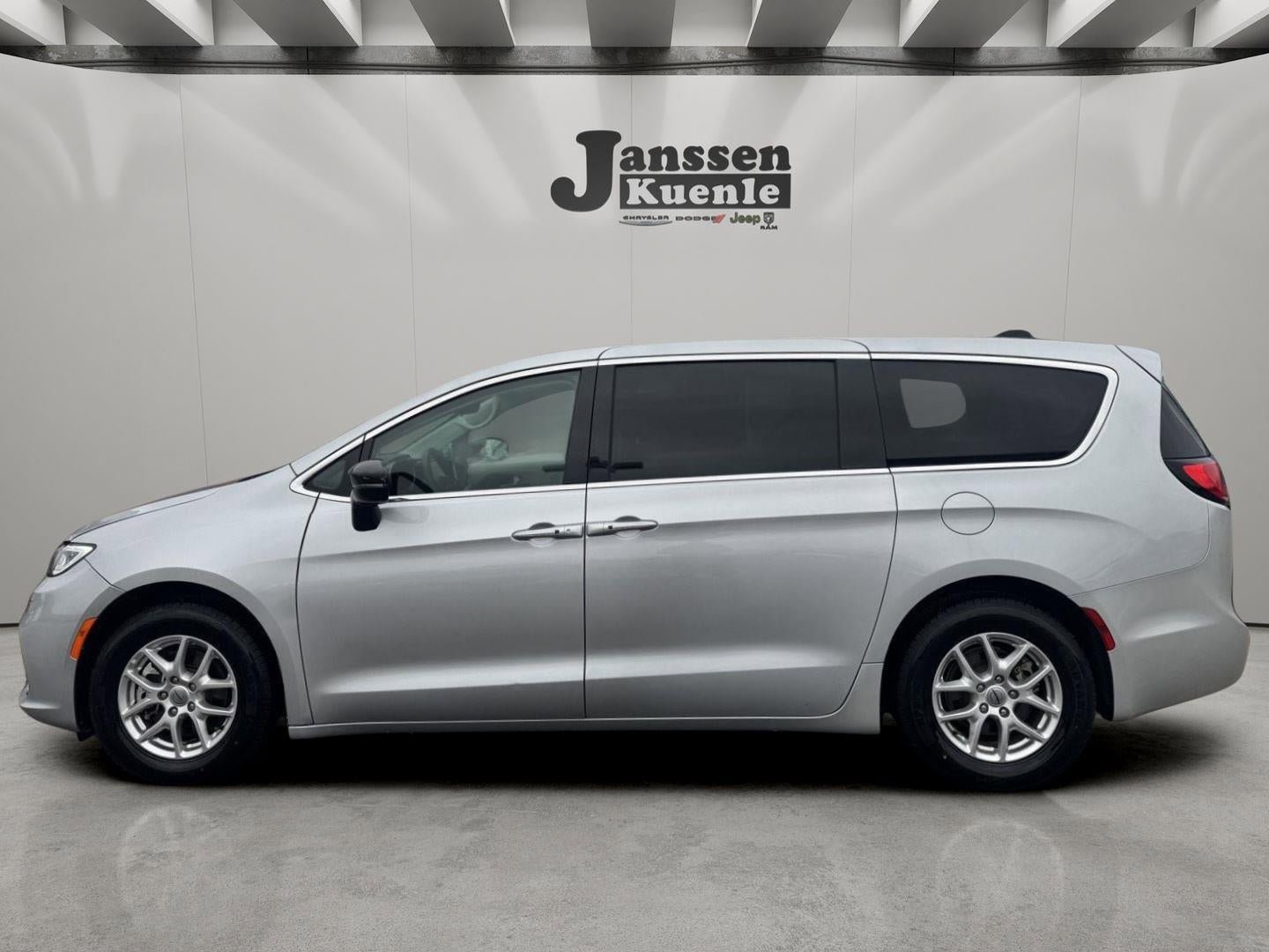 Used 2024 Chrysler Pacifica Touring-L FWD image 1