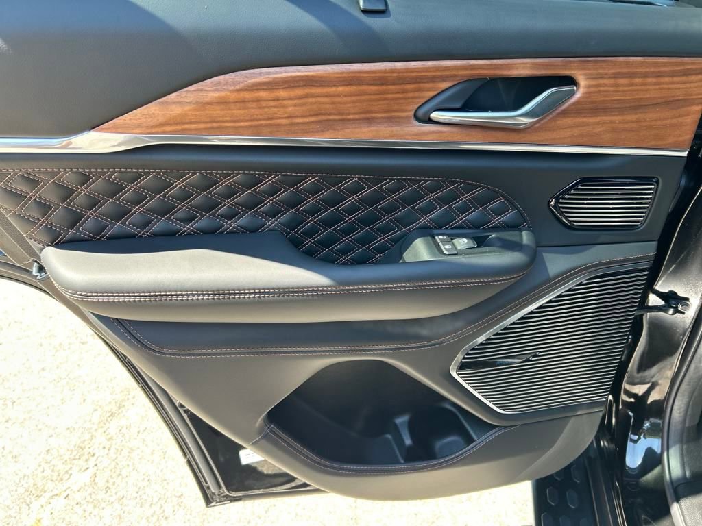 New 2025 Jeep Grand Cherokee Summit image 23