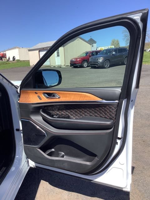 Used 2025 Jeep Grand Cherokee L Summit AWD/4WD image 17