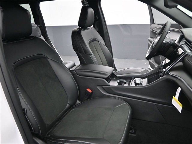 New 2025 Jeep Grand Cherokee Altitude image 16