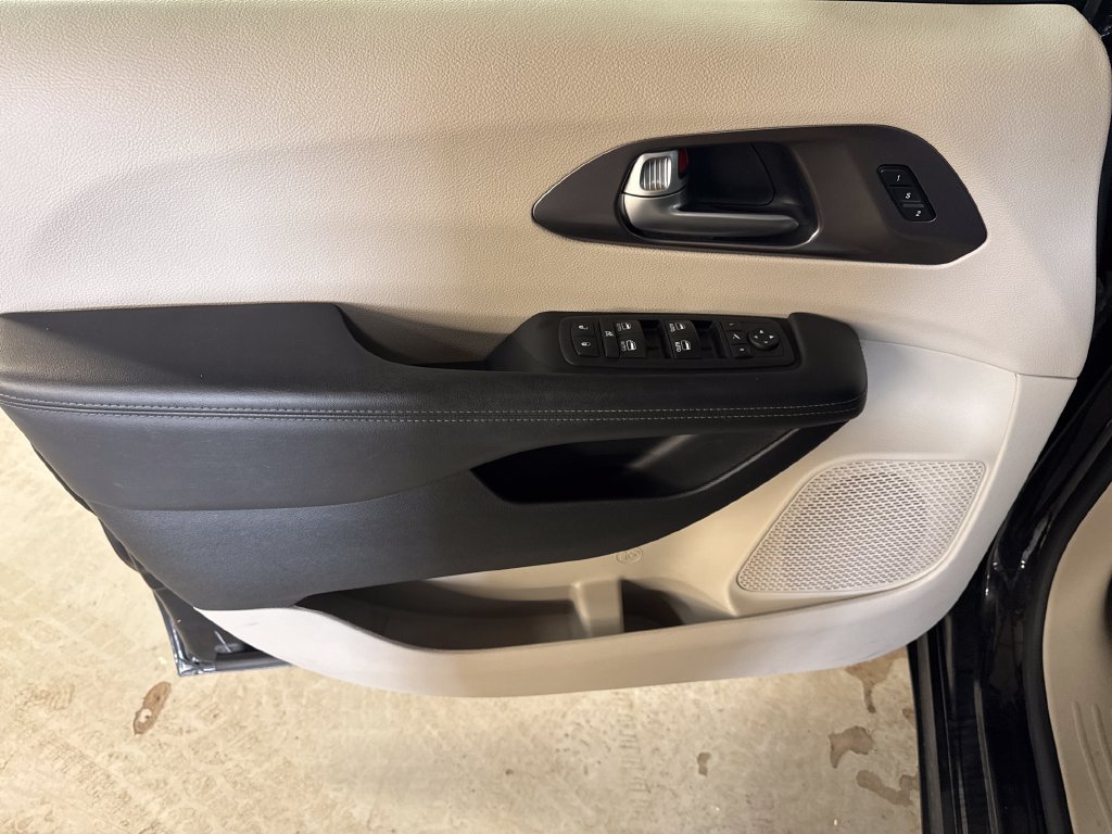 Used 2017 Chrysler Pacifica Limited FWD image 14